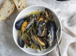 Puoi aprire le cozze crude per poi impiegarle in molte ricette che prevedono una lunga cottura. Cozze Le Ricette Migliori Come Cucinarle Dalla Pulizia Alla Cottura Cook