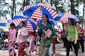 Apa yang membuatkan lelaki berdarah baba nyonya berasal dari kampung lapan, melaka ini lebih istimewa sehingga kini saya sudah mereka lebih 400 pakaian tradisional seperti kebaya, baju kurung, cheongsam, pakaian tradisional masyarakat india, baju perkahwinan baba nyonya, kebaya. Tampak Lebih Klasik Ayu Faktor X Kebaya Nyonya Masih Digemari Penggemar Fesyen Mode Mstar