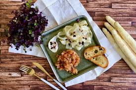 Spargelsalat Mit Lachstatar Und Crostini Carl Tode Gottingen Rezept Spargelsalat Lebensmittel Essen Lachstatar