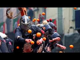 The battle of the oranges in ivrea, italy is one of the biggest food fights in the world. Carnevale Di Ivrea La Battaglia Delle Arance Youtube