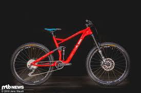 R E1 Fs Heisst Das Fur 2017 Komplett Uberarbeitete Enduro Geschoss Von Rotwild Rot Radeln Geschoss