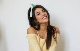 Giulia salemi è presente su instagram con l'account @giuliasalemi. Vota Giulia Salemi Lo Spot Migliore Maglioncino Spalancato Foto