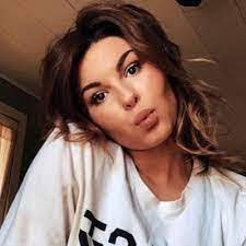 Marta Hull's Instagram, Twitter & Facebook