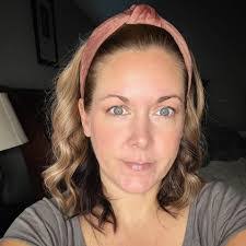 Sarah Buzzell's Instagram, Twitter & Facebook