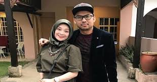Penglibatan datuk seri mah dalam dunia politik bermula apabila beliau menyertai gerakan pada tahun 1993. Datuk Red Jalan Kami