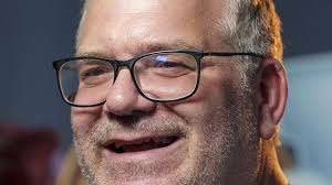 Elton feiert Witze über Blondinen auch heute noch