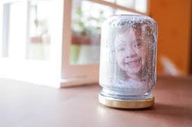 Mais, avec le temps, elles ont peu à peu envahi les rayonnages des magasins de souvenirs et le pot en verre qui va servir à fabriquer la boule à neige doit être préparé avant le collage des objets Diy Une Boule A Neige Avec Photo Un Jour Un Jeu