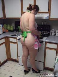 Alte Frau beim nackt kochen - Oma Porno Foto