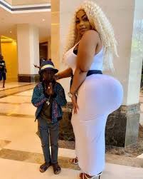 C'est par le biais d'une publication sur sa page facebook, que celui qui a raflé. We Re Viciously Trolled Over Our Relationship But We Don T Care Because We Ve Proved Size Doesn T Matter
