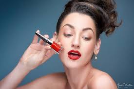 On reflection 'Venus Comb' shell.