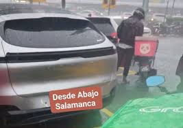 REPARTIDOR DE COMIDA CHOCÓ UN AUTO DE LUJO Y AVISÓ AL DUEÑO, PERO NUNCA  IMAGINÓ SU RESPUESTA: "NO TE PREOCUPES, LOS DAÑOS NO SON GRAVES. YO MISMO  LO LLEVARÉ A REPARAR. TU