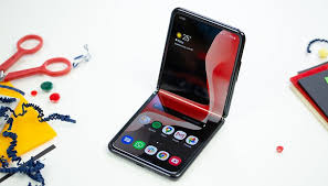 Galaxy z flip3 5g unfolded, showing the gallery app onscreen, with several brightly colored photos onscreen. Geruchte Uber Gunstigeres Galaxy Z Flip 3 Flippt Nicht Zu Fruh Aus Nextpit