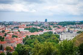 Ein rundgang in der mittelalterlichen altstadt von vilnius (früher wilna), der hauptstadt litauens, führt zu historischen bauwerken des barocks. Blick Uber Vilnius Im Sommer Hauptstadt Von Litauen Lizenzfreie Fotos Bilder Und Stock Fotografie Image 48934342