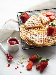 So Langsam Oder Joghurtwaffeln Mit Weisser Schokolade Und Erdbeeren Zum Kaffee Dazu Joghurt Waffeln Lebensmittel Essen Waffeln