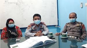 Satuan polisi pamong praja (satpol pp) kota cirebon melakukan pemantauan dan sosialisasi penggunaan protokol kesehatan pada pembagian bantuan petugas satpol pp kemudian mengatur warga agar jaga jarak dan menggunakan masker. Awal Pekan Depan Dua Ruas Jalan Di Kecamatan Sumber Cirebon Diberlakukan One Way Tribun Jabar