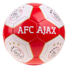 A crossover movement is made in wide areas of the pitch by three players combining passing and movement. Afc Ajax Voetbal Maat 5 Rood Wit