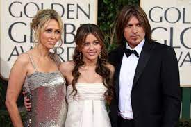 23 ноября 1992, франклин, теннесси, сша) — американская певица, автор песен и актриса. Miley Cyrus Mom And Dad Are Getting A Divorce