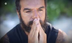 Το survivor είναι ένα reality επιβίωσης, όπου οι διαγωνιζόμενοι μεταφέρονται σε ένα απομονωμένο μέρος όπου καλούνται να επιβιώσουν σε δύσκολες συνθήκες,. Survivor Bomba Lygise O Triantafyllos Giati Apoxwrhse Oikeio8elws Meta To Symboylio Video