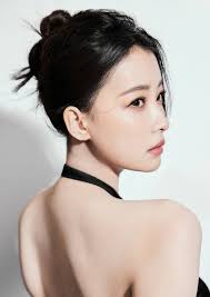 Tôn Di sụp đổ hình tượng vì bạn trai kém 7 tuổi