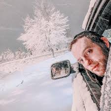 לֹא תִירָא לְבֵיתָהּ מִשָּׁלֶג כִּי כָל בֵּיתָהּ לָבֻשׁ שָׁנִים . Had you  looked straight you'd see yourself, looking back won't help you much. Move  on! Good things are coming your way! . . . #