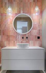 Une salle de bain chaleureuse et naturelle. Salle De Bain Avec Un Carrelage Rose Photos Et Idees Deco De Salles De Bain Avril 2021 Houzz Fr