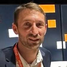 En rejoignant Orange en 2023, je savais ce que je voulais faire et, en  accord avec les valeurs du groupe, c'est avec une immense joie que je  rejoins la grande aventure de