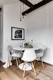 Gaten er mest kjent for allmennheten for sin tilknytning til mordet på olof palme, da sporene etter morderens fluktrute endte her. David Bagares Gata 26c Attic Apartment With An Industrial Glass Wall