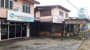 Membantu doktor ketika merawat pesakit. Klinik Pergigian Azhari Home Facebook