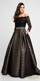 Embrace Hollywood Glamour And Command The Room S Attention When You Make Your Grand Entrance In This Scallop Off Shoulder Evening Gown Evening Gowns Ball Gowns