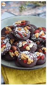 Mendiants Chocolates With Dried Fruits Recipe Petitchef Video Recipe Video Chocolate Candy Recipes Food Bouquet Christmas Food