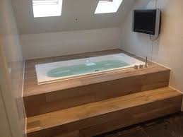 Bad In Houten Omkasting Badezimmer Dachgeschoss Jacuzzi Bad Badezimmer Renovieren