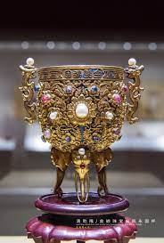 清乾隆 金嵌珠宝金瓯永固杯 故宫博物院藏 the qing dynasty qianlong period 1736 1795 gold cup inlaid gem with jin ou yong gu inscription the palace museum 纯金质 两侧夔龙耳 头顶嵌珍珠 以卷鼻象首为三足