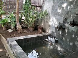 Buat lebih menarik dengan tanaman di dekat kolam yang juga berwarna warni. 60 Inspirasi Desain Kolam Ikan Minimalis Yang Artistik Rumahpedia