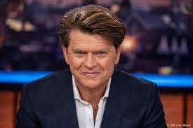 Hiermee wil hij samen met jeroen van der boom geld ophalen voor alzheimer nederland. Beau Van Erven Dorens Krijgt Nieuw Praatprogramma Op Zondag Ditjes Datjes
