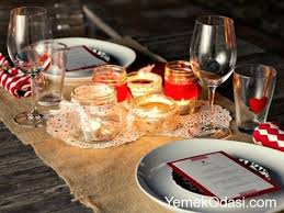 • hanımlar sofralarında dantel, inci gibi romantik detaylar kullanabilir. Sevgililer Gunu Masa Dekorasyonu Yemek Odasi
