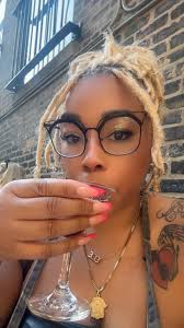 Love a tube top and baggy overalls that still flaunt the waist and hips  properly 🍸