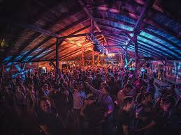 Und es war uns fürwahr ein volksfest, mit euch getanzt. Kunstler Woodstock Der Blasmusik