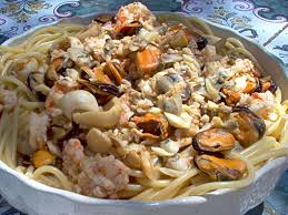 Sabrosa Receta Italiana De Pasta Con Mariscos Pasta Bucatini A La Napolitana Con Almejas Mejillone Pasta Con Mariscos Recetas Italianas Pasta Con Mejillones