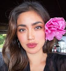 Di balik pakaian yang kini menggenang di sekitar kami, akhirnya bibir bisa mengecup tempat yang awalnya disembunyikan. 10 Pesona Artis Tanah Air Pakai Hiasan Bunga Di Telinga Cantiknya Gak Nahan Diadona Id