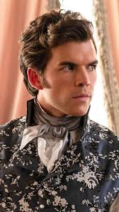 Luke Newton: Freundin, Alter & Instagram! Alles, was du über ihn wissen  musst