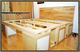Hohes Bett Mit Stauraum Selber Bauen Bett Selbst Bauen Stauraum Inspiration F R Zuhause Bett Mit Stauraum Bett Selber Bauen Bett Lagerung