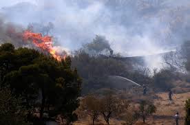 Η φωτιά είναι τεράστια και έχουν καεί τα πρώτα σπίτια στο μαρκάτι. Sn Zauwb80rucm
