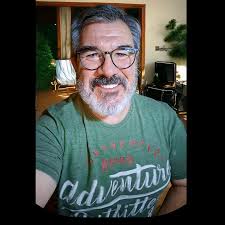 O otimismo maduro caminha de mãos dadas com o realismo. Mature optimism  walks hand in hand with realism.