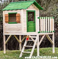 Cabane tabaluga weka en bois sur pilotis, avec toboggan ondulé rouge. Maisonnette Bois Sur Pilotis Pour Enfant Ma1319