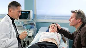 Mal heiter und romantisch, mal berührend melancholisch ist liebe zartbitter ein film über die suche nach glück und liebe, die man oftmals genau da findet, wo man es zuallerletzt erwartet hätte. In Aller Freundschaft Ndr De Fernsehen