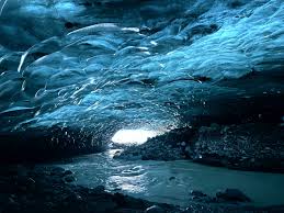 氷の中の幻想「ブルーアイスケイブ」 | 絶景紹介サイトView-Trip