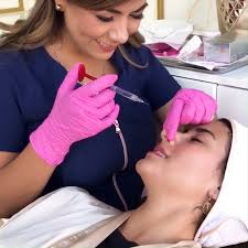 Nuestra querida y bella amiga Karla Abanto 🌷 se puso en nuestras manos  para lograr un pequeño cambio en su perfil sin perder la naturalidad de su  rostro, manteniendo los rasgos que la caracterizan, de ...