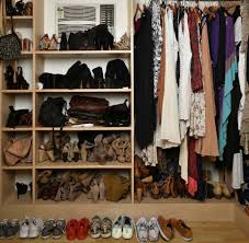Zwei männer kommen aus dem meer und tragen einen kleiderschrank. Capsule Wardrobe Warum 33 Stucke Im Kleiderschrank Genugen Welt