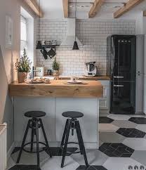 Cozinha Para Inspirar A Noite A Madeira Utilizada Na Bancada E Nas Vigas Quebrou O Preto E Branco Cozinhas Domesticas Design De Cozinha Decoracao Cozinha