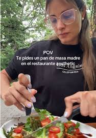 La leyenda del pan de masa madre en un restaurante aesthetic